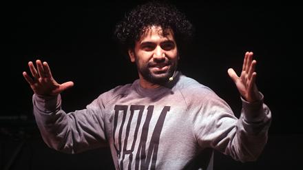 Der Comedian Nizar Akremi bei einem Auftritt in einem Jugendcafe in Emmerich am 26.10.2019.