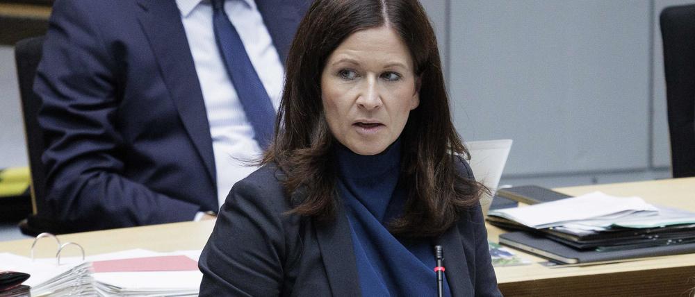 12.09.2024, Berlin: Katharina Günther-Wünsch (CDU), Berliner Senatorin für Bildung, Jugend und Familie, spricht bei einer Fragestunde bei der Plenarsitzung im Berliner Abgeordnetenhaus. Foto: Carsten Koall/dpa +++ dpa-Bildfunk +++