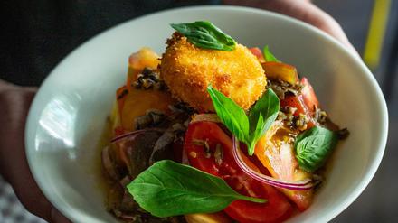 Tomatensalat mit frittiertem Ziegenkäse im Restaurant „No Bananas“ am Helmholtzplatz.