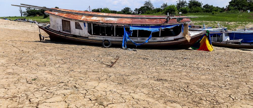 Aufgrund der Dürre gestrandete Boote liegen am Rande der ausgetrockneten Lagune da Francesa. Seit Jahren kämpft Brasilien mit immer weniger Regenfällen.