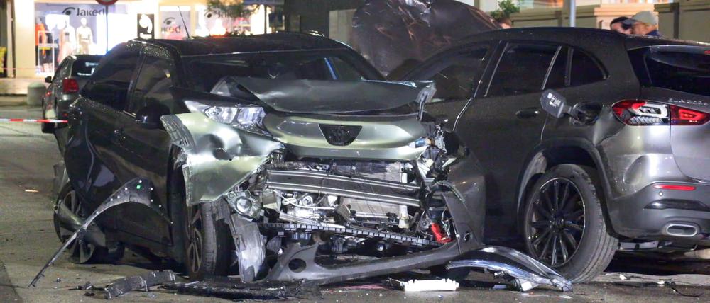 Zwei Autos stehen an der Unglücksstelle. Bei einem Verkehrsunfall in der Toskana sind zwei junge deutsche Frauen ums Leben gekommen.