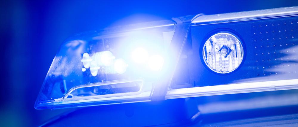 Ein Blaulicht leuchtet an einer Polizeistreife.