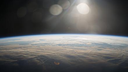 Die Atmosphäre der Erde erscheint dünn, bildet aber eine gute Isolation gegen die Kälte des Weltraums.