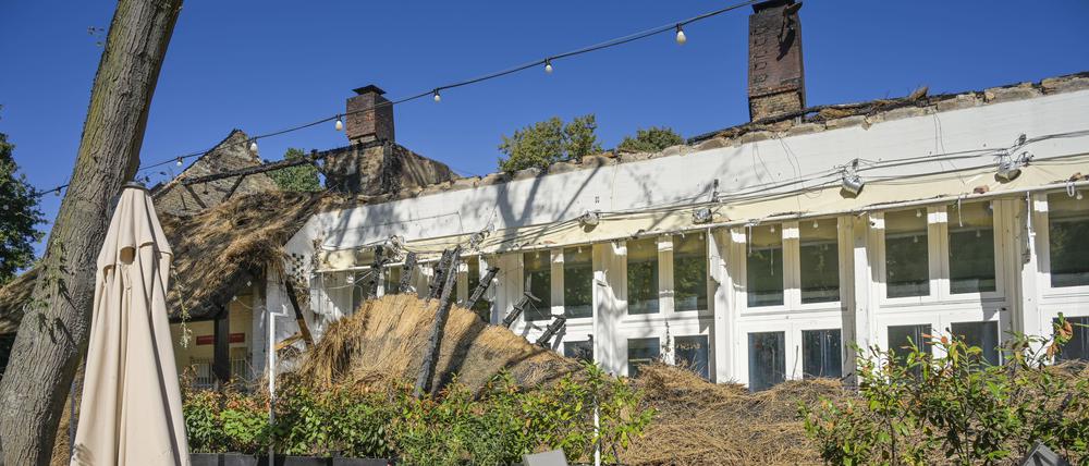 Die Ruine des ausgebrannten Teehauses im Englischer Garten in Berlin.