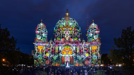 Der Berliner Dom ist beim „Festival of Lights“ in bunte Farben gehüllt.