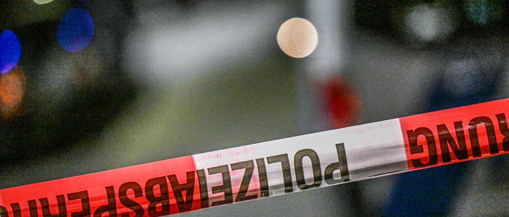 Flatterband der Polizei hängt an einem Tatort (Symbolbild).