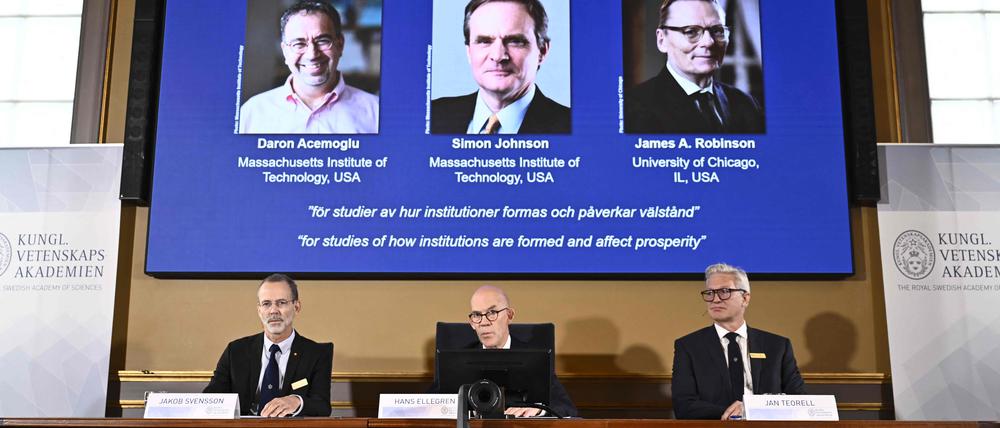 Der Nobelpreis für Wirtschaftswissenschaften geht in diesem Jahr an die in den USA tätigen Ökonomen Daron Acemoglu, Simon Johnson und James A. Robinson.