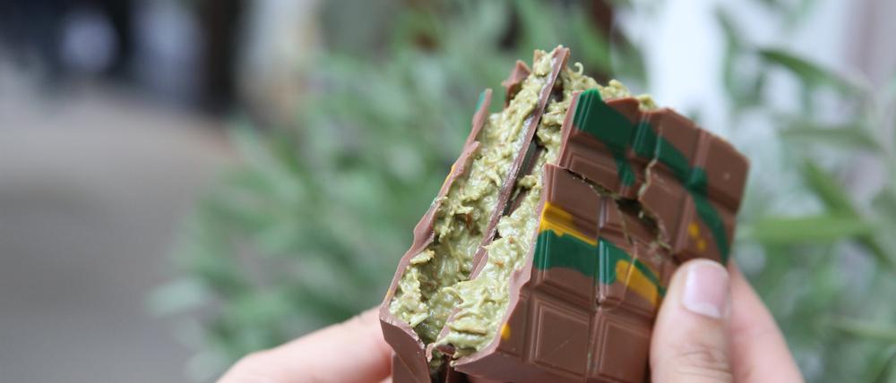 Eine gebrochene Tafel „Dubai-Schokolade“.