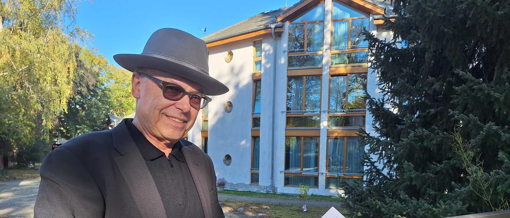 Alfred Bouß vor dem „Haus Sonne“ in Berlin-Lichterfelde.