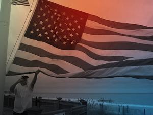 Die US-Flagge weht im Hurrikan Florence.