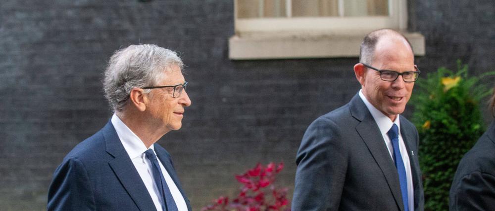 Bill Gates (links) und Mark Suzman, CEO der Gates-Stiftung, vor der Downing Street 10 in London.