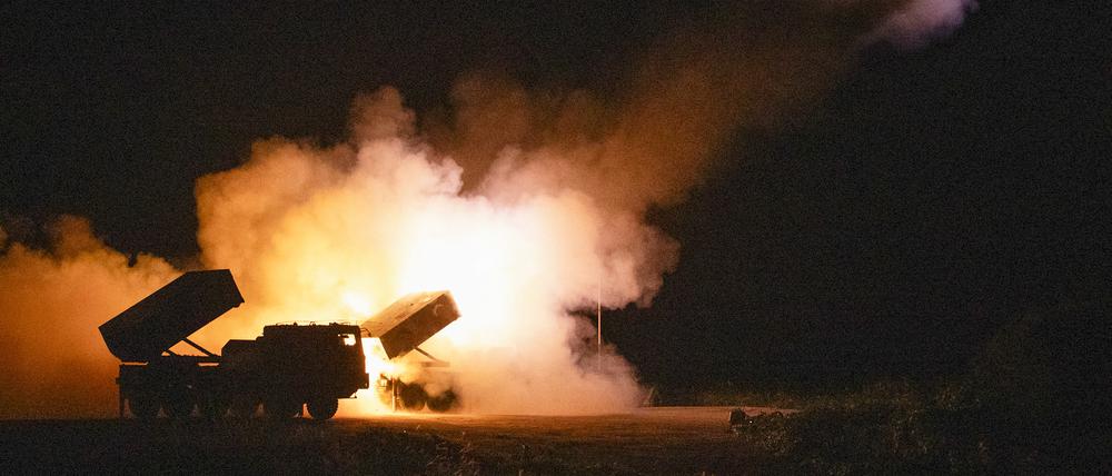 Die südkoreanische Armee nimmt an einer Schießübung mit Chunmoo-Raketen nahe der Ostküste teil. Das Land erwägt, Kiew Waffen zu liefern.