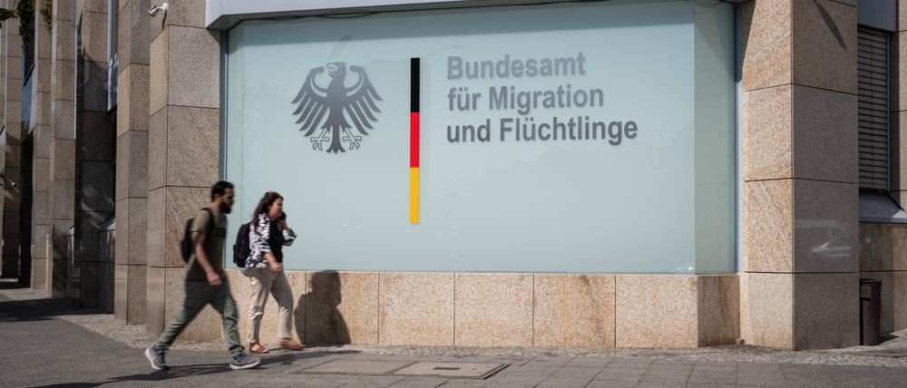 Außenansicht der Berliner Aussenstelle des Bundesamtes fuer Migration und Fluechtlinge BAMF an der Ecke Bundesallee und Badensche Strasse in Berlin-Wilmersdorf.