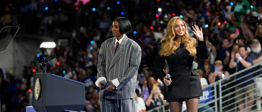 Beyoncé (rechts im Bild) sagte, Harris stehe für die Einheit, die die USA gerade brauchten.