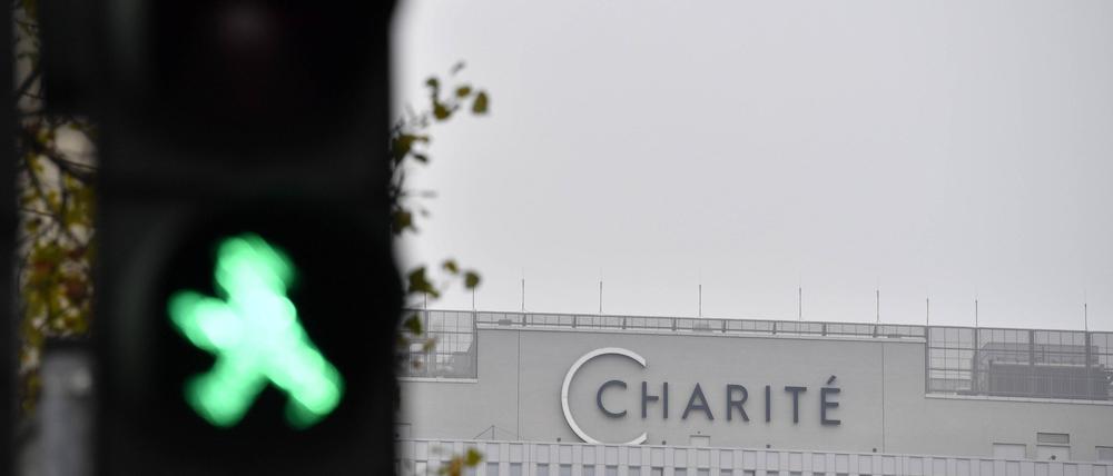 Eine grüne Ampel vor der Berliner Charité. (Symbolbild)