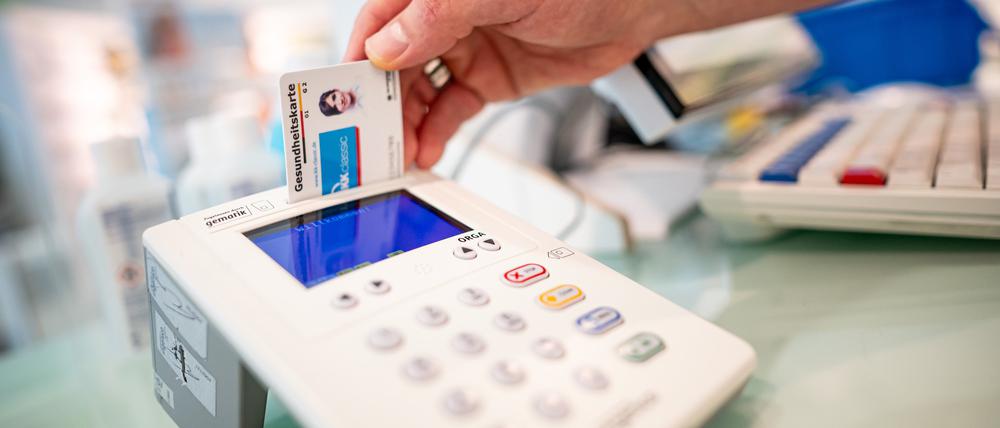 Wer nicht krankenversichert ist, hat in der Praxis oder im Krankenhaus in der Regel auch kein gültiges Versicherungskärtchen vorzuweisen.