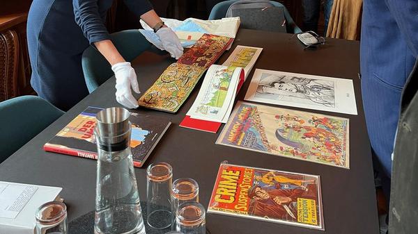 Heidi Küttner-Neuhaus und André Schmitz, der Vorsitzende des Vereins der Freunde der Staatsbibliothek zu Berlin, Mitte Oktober bei der Übergabe der Sammlung von Stefan Neuhaus.