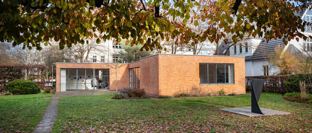 Das von Mies van der Rohe entworfene Haus Lemke im Herbstlaub.