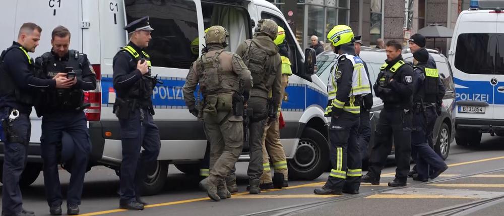 Die Polizei ist in Berlin-Köpenick im Einsatz. Hier wurde eine Person durch Schüsse verletzt.