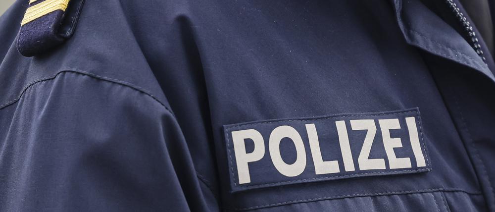 Bei einem Einsatz im nordöstlich von Neumünster gelegenen Gnutz haben Polizisten in der Nacht ein totes Kind entdeckt.