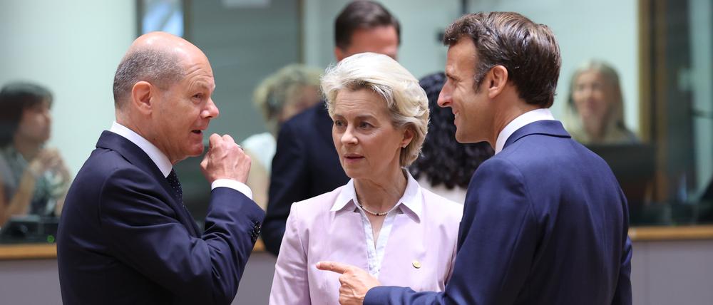 EU-Kommissionschefin Ursula von der Leyen (Mitte) mit Kanzler Olaf Scholz (links) und dem französischen Präsidenten Emmanuel Macron (am 23. Juni 2022 in Brüssel).