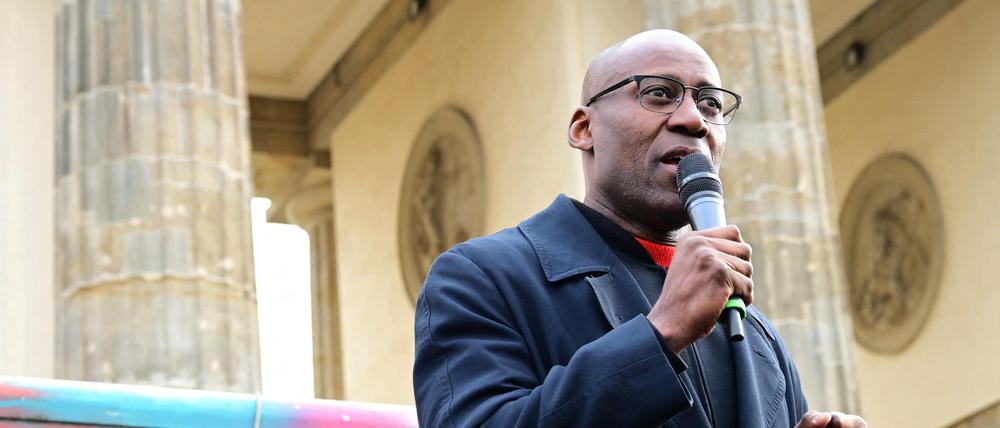Ausgebuht: Kultursenator Joe Chialo spricht bei der Kultur-Demo am Brandenburger Tor.