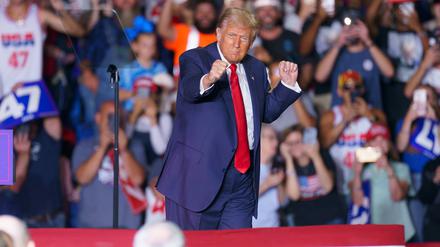 Donald Trump tanzt vor seinen Anhängern.