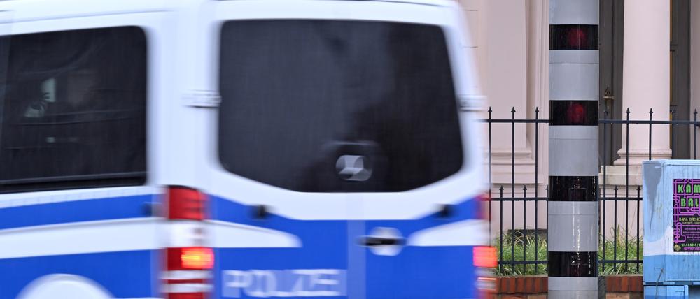 Potsdam, 19.11.2024, Lokales, Blitzer an der Kreuzung Nuthestraße/Berliner Straße, Blitzer an der Kreuzung Nuthestrasse/Berliner Strasse, Ampelblitzer, Blitzerampel, Stationärer Ampelblitzer, Stationaerer Ampelblitzer, Verkehr, Foto: Ottmar Winter PNN ACHTUNG: Foto ist ausschließlich für redaktionelle Berichterstattung der PNN und des TGSP! Eine kommerzielle Nutzung, z.B. Werbung, ist ausgeschlossen. Die Weitergabe an nicht autorisierte Dritte, insbesondere eine weitergehende Vermarktung über Bilddatenbanken, ist unzulässig.