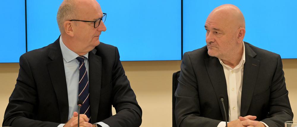 Brandenburgs Ministerpräsident Dietmar Woidke (SPD) und Robert Crumbach, Landesvorsitzender des BSW Brandenburg (l.), bei der Landespressekonferenz.