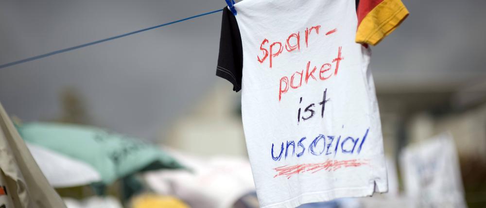 „Sparpaket ist unsozial“ flattert bei einer Protestaktion auf einer Wäscheleine vor dem Kanzleramt.