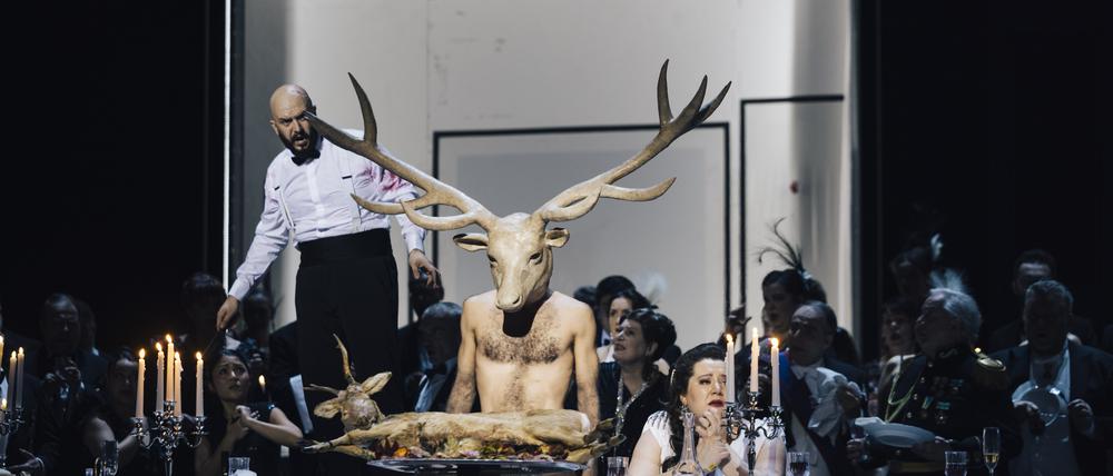 Szene aus der Neuproduktion von Verdis „Macbeth“ an der Deutschen Oper Berlin mit Roman Budenko (l.) in der Titelrolle und Felicia Moore (r.) als Lady Macbeth