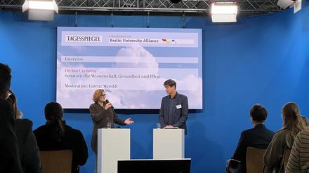 Lorenz Maroldt und Wissenschaftssenatorin Ina Czyborra beim Treffen der „100 wichtigsten Köpfe der Berliner Wissenschaft 2024“