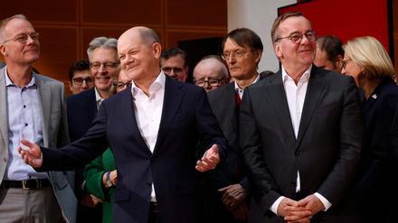 Er ist es geworden: Olaf Scholz geht für die SPD als Kanzlerkandidat ins Rennen und ist angesichts dessen bester Laune.