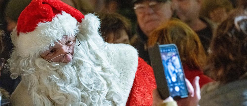 Der Stralsunder Weihnachtsmann auf dem Weihnachtsmarkt in der Altstadt