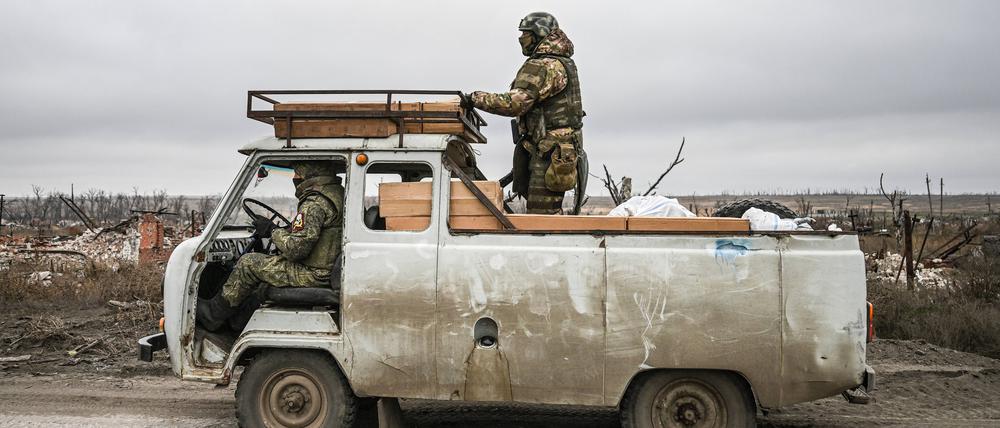 Russische Soldaten fahren in einem Privatfahrzeug nahe der Stadt Selydowe im Sektor Krasnoarmeysk an der Frontlinie entlang.