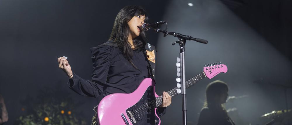 Beabadoobee während eines Konzerts in Manchester.