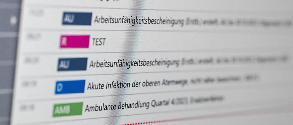 Auf einem Bildschirm in der E-Health-Showpraxis der Kassenärztlichen Vereinigung Berlin ist eine elektronische Patientenakte ePA dargestellt.