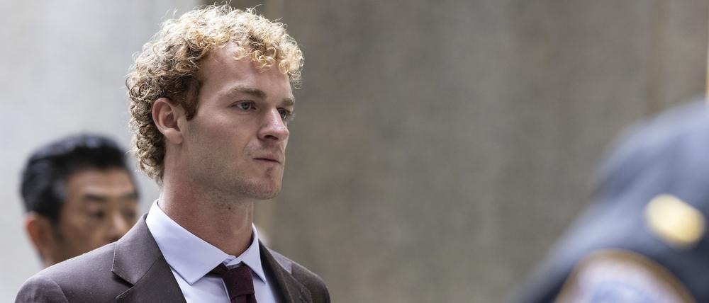 Der Angeklagte trifft vor dem Strafgericht am Tag der Urteilsverkündung ein.