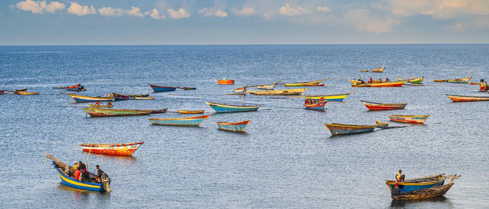 Bunte Fischerboote auf dem Tanganjikasee in Tansania.