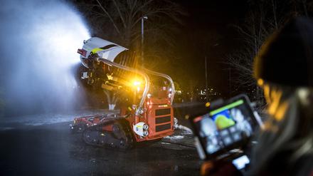 Ein Löschroboter bei einer Demonstration in Kyjiw, aus der Ferne gesteuert per Tablet und Joystick.