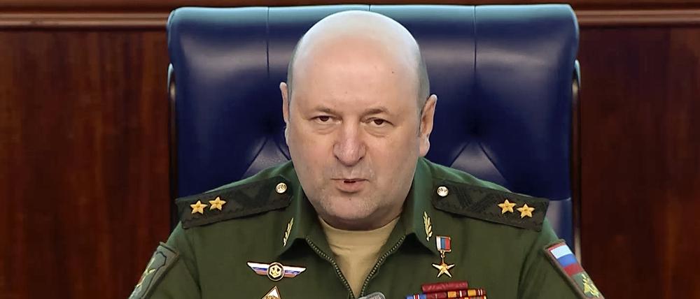 28.02.2023, Russland, Moskau: Auf diesem vom Pressedienst des russischen Verteidigungsministeriums veröffentlichten Foto spricht der Leiter der Strahlen-, chemischen und biologischen Abwehrtruppen der russischen Streitkräfte, Generalleutnant Igor Kirillow während eines Briefings in Moskau, Russland.