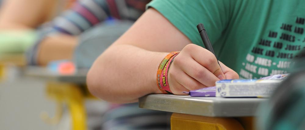 Alle Zehntklässler an Oberschulen, Gesamtschulen und Gymnasien müssen in Brandenburg an drei schriftlichen und einer mündlichen Prüfung teilnehmen.