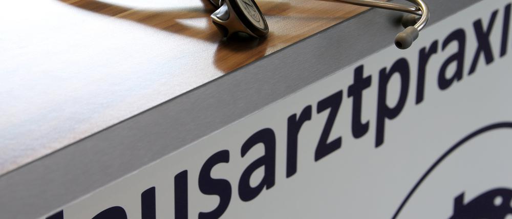 Ein Stethoskop liegt in der Praxis eines Hausarztes auf einem Tisch.