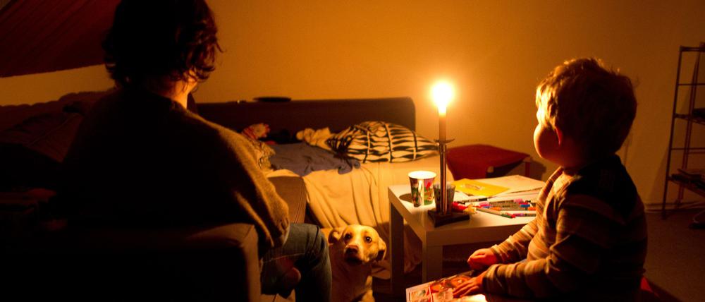 Wenn der Strom abgestellt ist, muss man sich mit Kerzen behelfen. (Illustration)