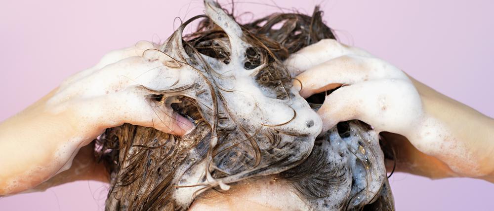 Dutzende verschiedener Chemikalien stecken in Shampoo – keiner weiß genau, was das für die Umwelt bedeutet.
