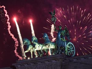 Zum Jahreswechsel wird vor dem Brandenburger Tor ein riesiges Feuerwerk abgefeuert.