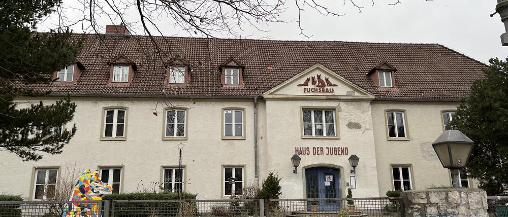 Die Jugendfreizeitstätte „Fuchsbau“ in Reinickendorf: Auf der Fläche hinter dem Haus soll eine Ausweich-Schule entstehen.