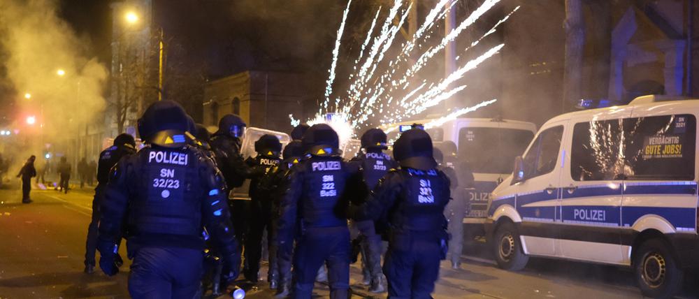 Polizisten werden im Stadtteil Connewitz mit Pyrotechnik beworfen.