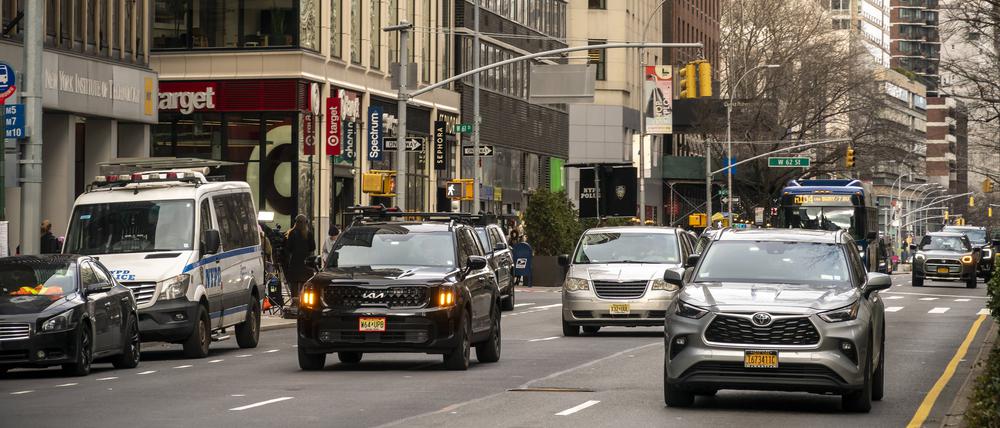 Congestion pricing arrives in New York Traffic and congestion pricing readers on Broadway in New York at the entrance to the Congestion Relief Zone on the first day of its implementation on Sunday, January 5, 2025. After decades of delays the readers were turned on at 12:01 AM and drivers will be charged $9 if entering Manhattan south of 60th St. PUBLICATIONxNOTxINxUSAxUK RichardxB.xLevine