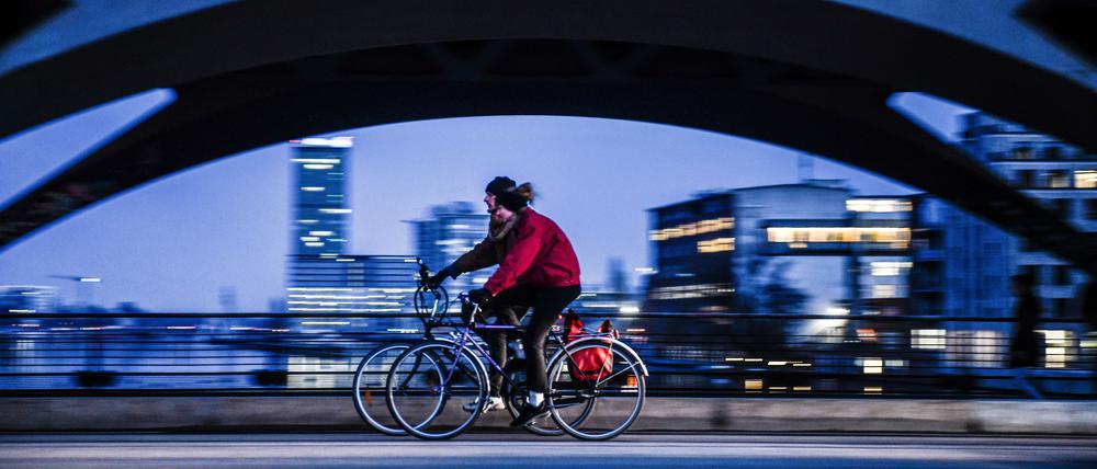 Fast vier Millionen Fahrräder rollten im vergangenen Jahr über die Oberbaumbrücke.
